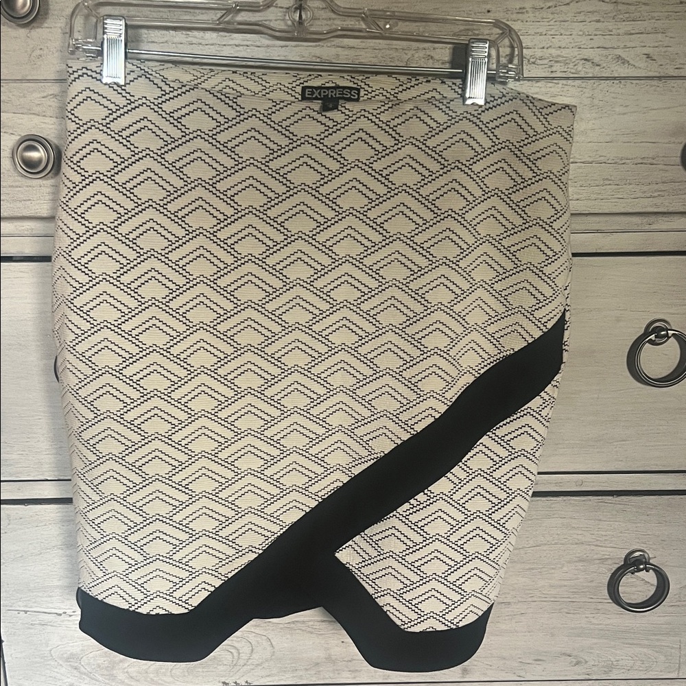Express Black and Cream Patterned Women's Skirt, stretchy and forgiving! Sz med